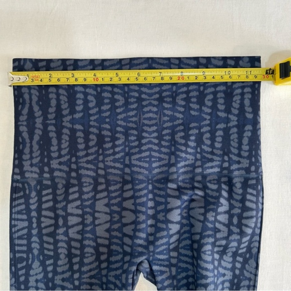 Women’s Spanx Look at‎ me Now Seamless Leggings Medium Indigo Geo EUC - Picture 10 of 11